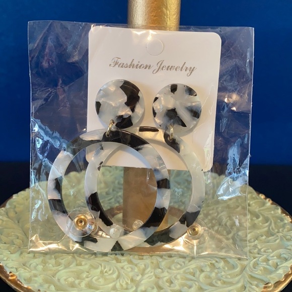 NWT Women’s Black and White Acrylic Hoop Earrings - Picture 3 of 3